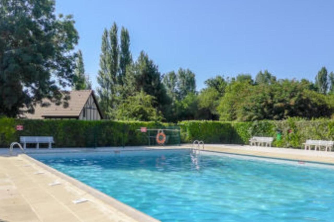 Nice House In A Residence With Swimming Pool Cabourg Exteriör bild